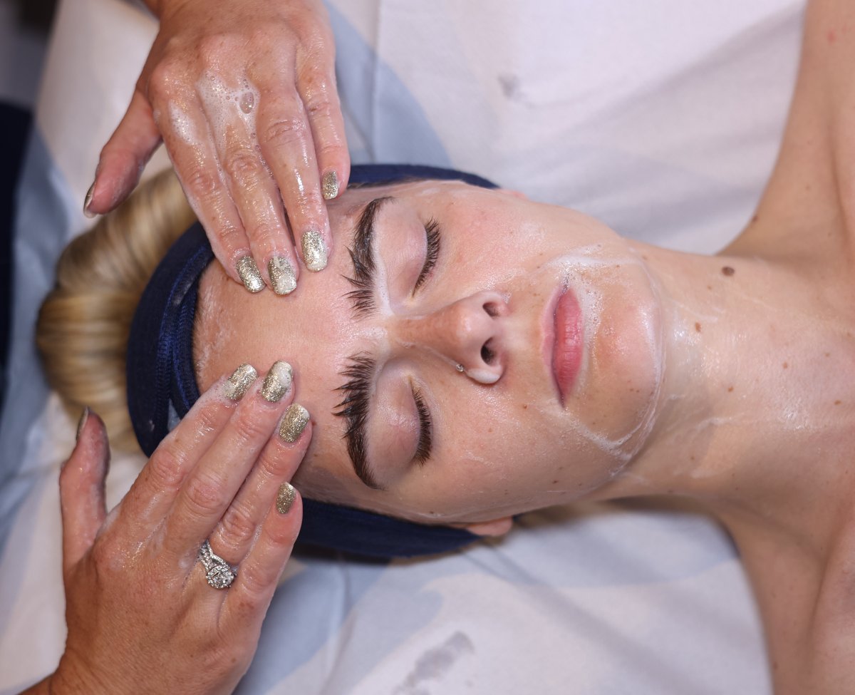 Client enjoying a HydraRefresh facial at SKIN lounge Aesthetics Richmond Hill, a cutting-edge treatment combining deep cleansing, exfoliation, and hydration technology to rejuvenate the skin, boost collagen, and enhance natural radiance.